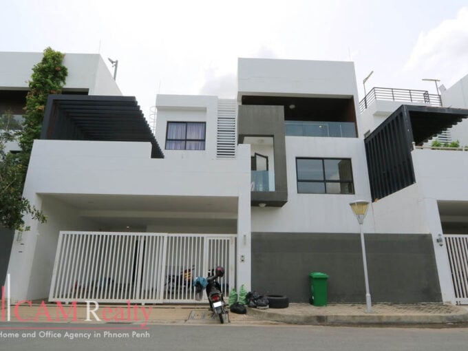 5 Bedroom Villa For Sale in Residence 90