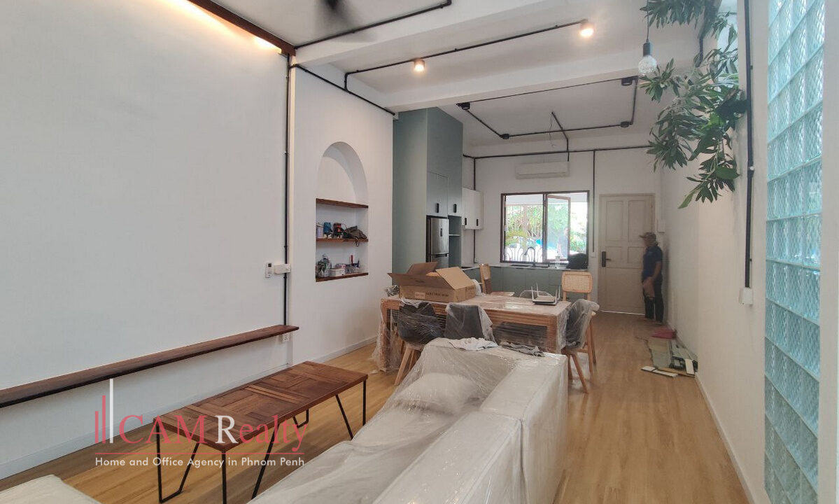 2 bedrooms renovated townhouse for rent behind Royal Palace, Daun Penh, Phnom Penh - TH1438168