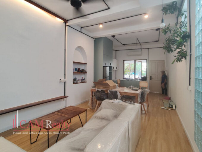 2 bedrooms renovated townhouse for rent behind Royal Palace, Daun Penh, Phnom Penh - TH1438168