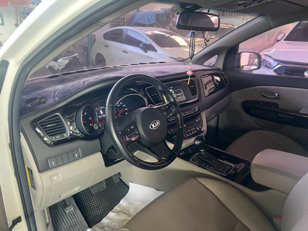 car for rent in phnom penh_kia canival (4) car for rent in phnom penh_kia canival (1)
